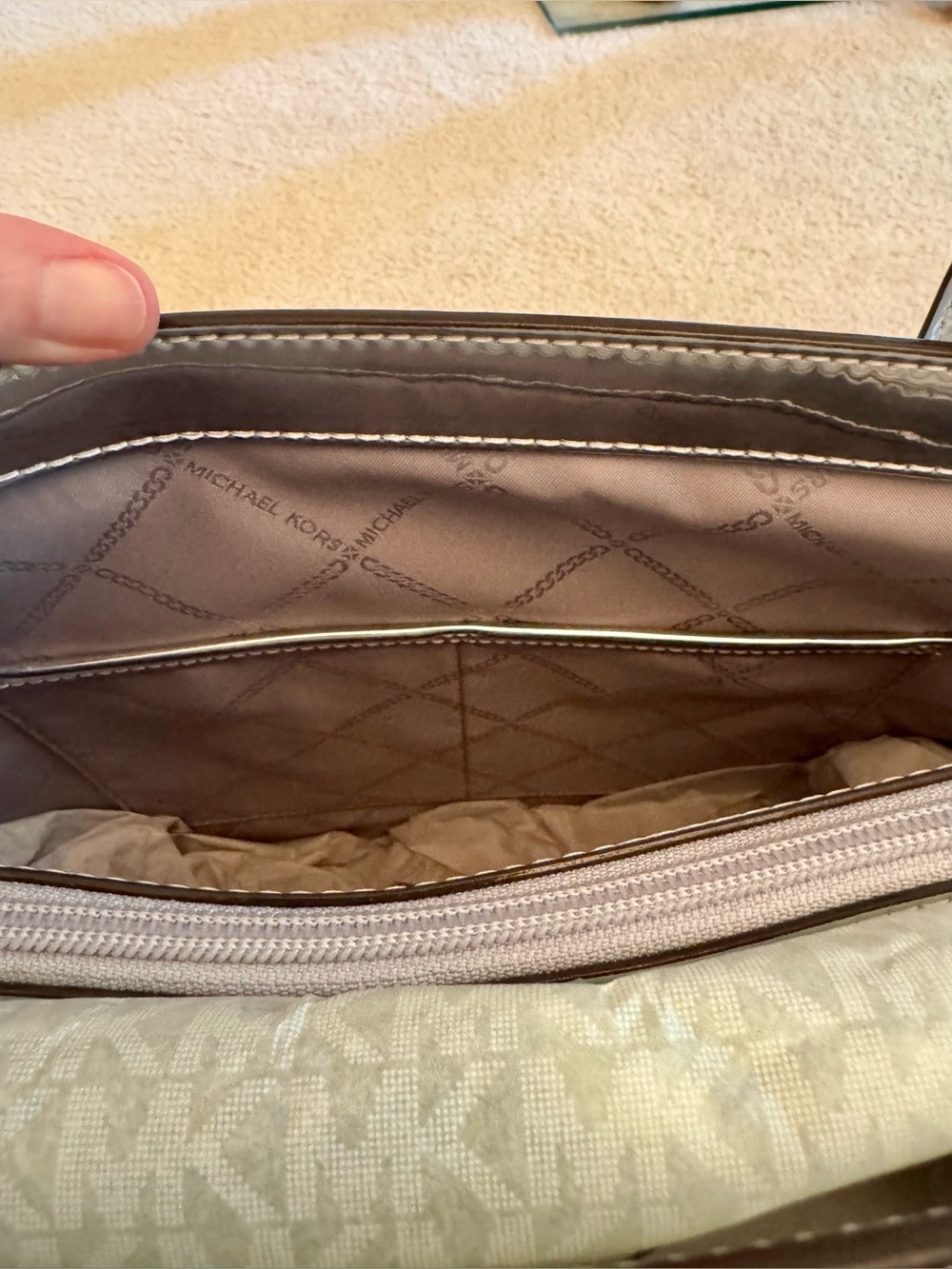 NWT Michael Kors Voyager Logo Embossed Patent Metallic Silver East West Tote MK - Picture 13 of 13